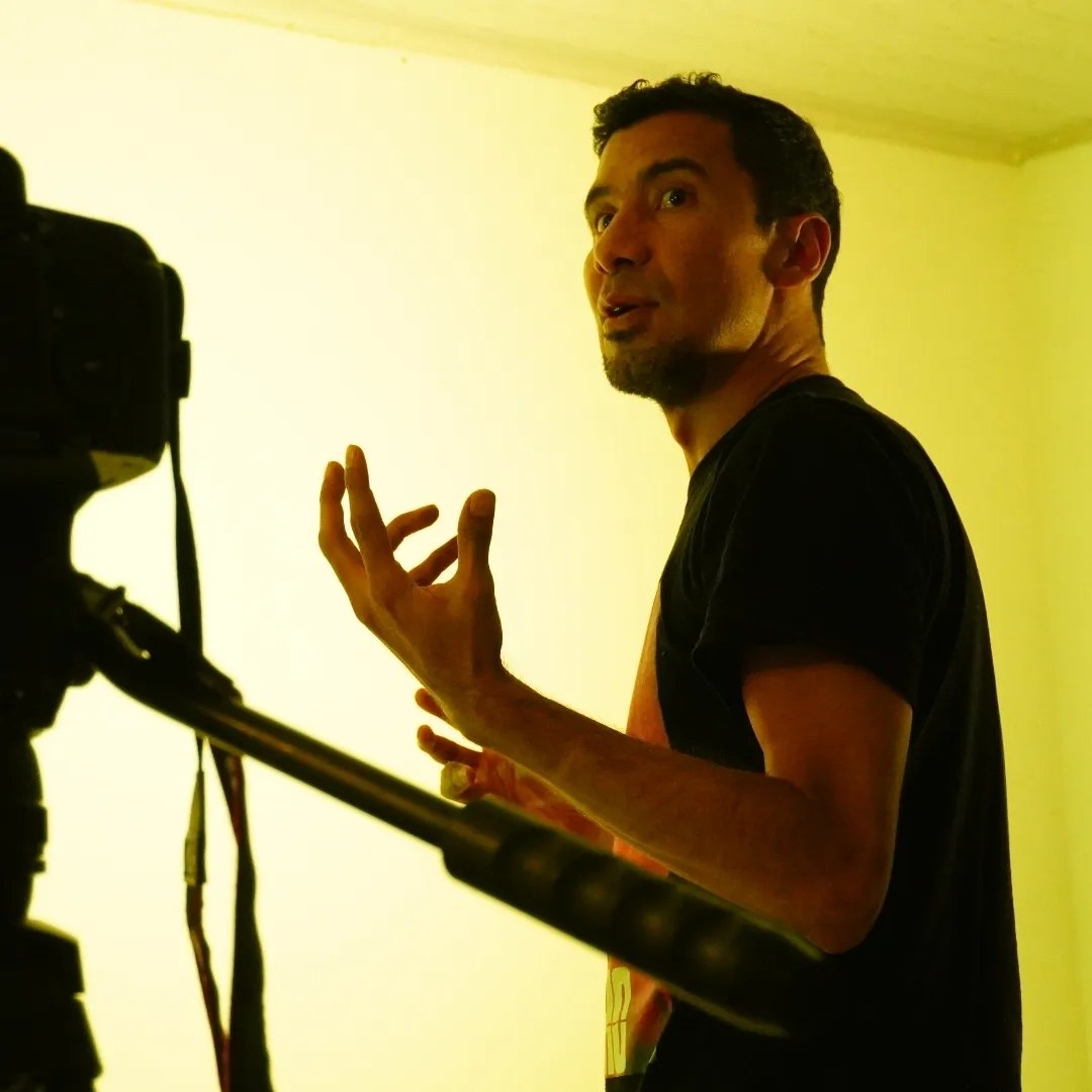 Daniel Rodríguez Gaitán es escritor, director, montajista, docente audiovisual, realizador de cine y televisión con énfasis en guion y escritura audiovisual de la Escuela de Artes y Letras de Bogotá. Ha escrito y dirigido 11 cortometrajes, 7 de ellos seleccionados en festivales de cine a nivel nacional e internacional.