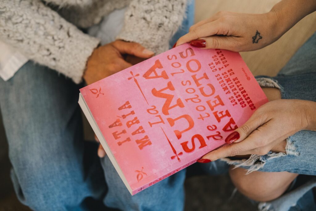 Libro: La suma de todos los afecto de la escritora Ita María. Foto: Victoria Holguín.