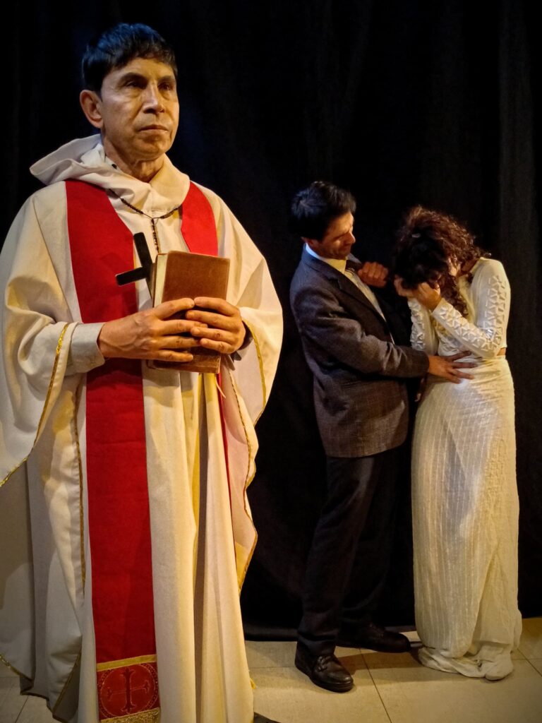 Prepárate para reír (o llorar) de la vida misma con "Seis razones para huir (de la sociedad)", una comedia negra que explora el lado más absurdo y oscuro del ser humano. Del 3 al 6 de septiembre, el Teatro Petra