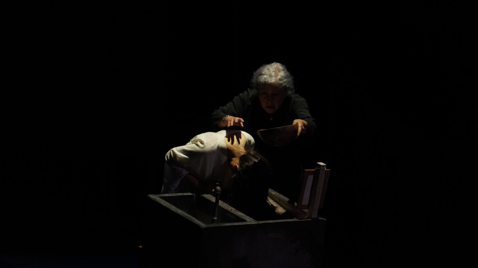 Este clásico contemporáneo del teatro colombiano es una obra que nace para recordar. Desde su estreno, ha abierto un lugar para las voces ausentes y para intentar responder preguntas que aún acompañan: ¿de qué manera se sobrevive al olvido? ¿Hubo justicia? Foto: cortesía.